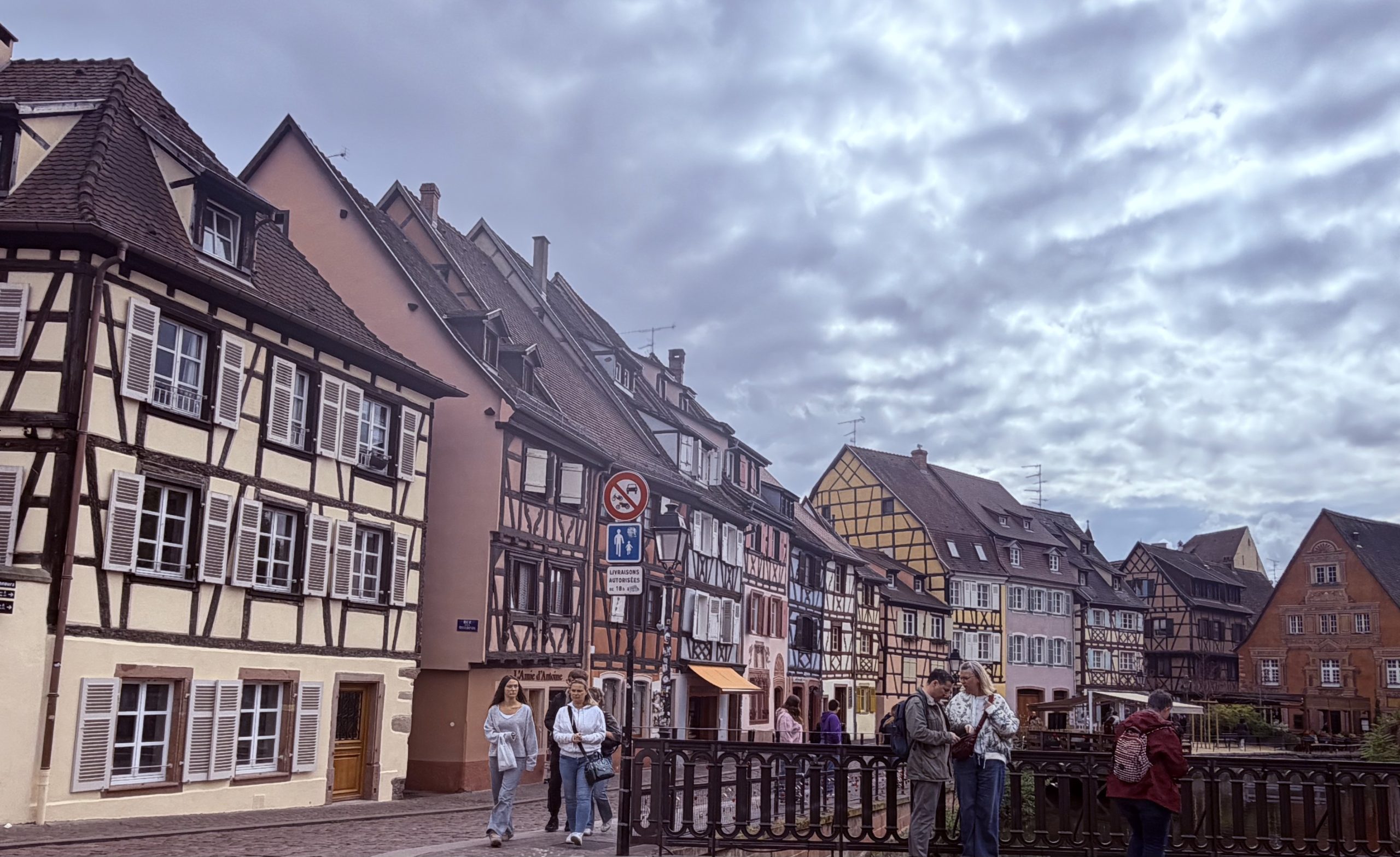 Maisons à colombages colorées au bord du canal de la Lauch dans le quartier de la Petite Venise à Colmar, Alsace.