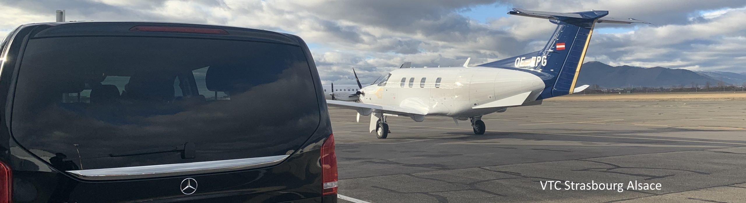 Mercedes-Benz Classe V avec chauffeur privé VTC à côté d'un avion privé, service de transport premium pour dirigeants, entreprises, clients VIP et aviation d'affaires à Strasbourg et en Alsace.